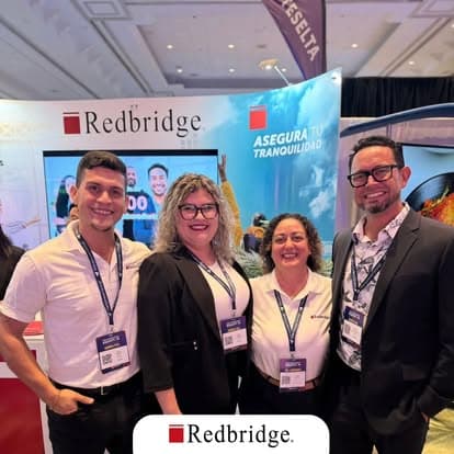 Equipo de Unity en el booth de una convención de seguros