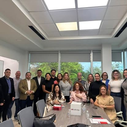Equipo de Unity reunido en la oficina