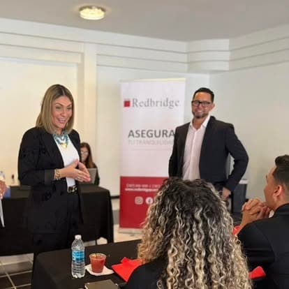 Asesora de Unity orientando a clientes en un evento