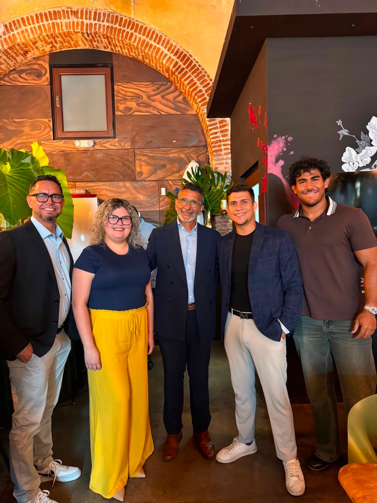 Equipo de Unity con aliados bajo un arco de ladrillo