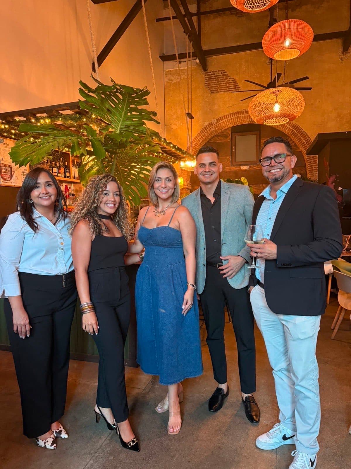 Cinco integrantes del equipo de Unity en un evento de la agencia