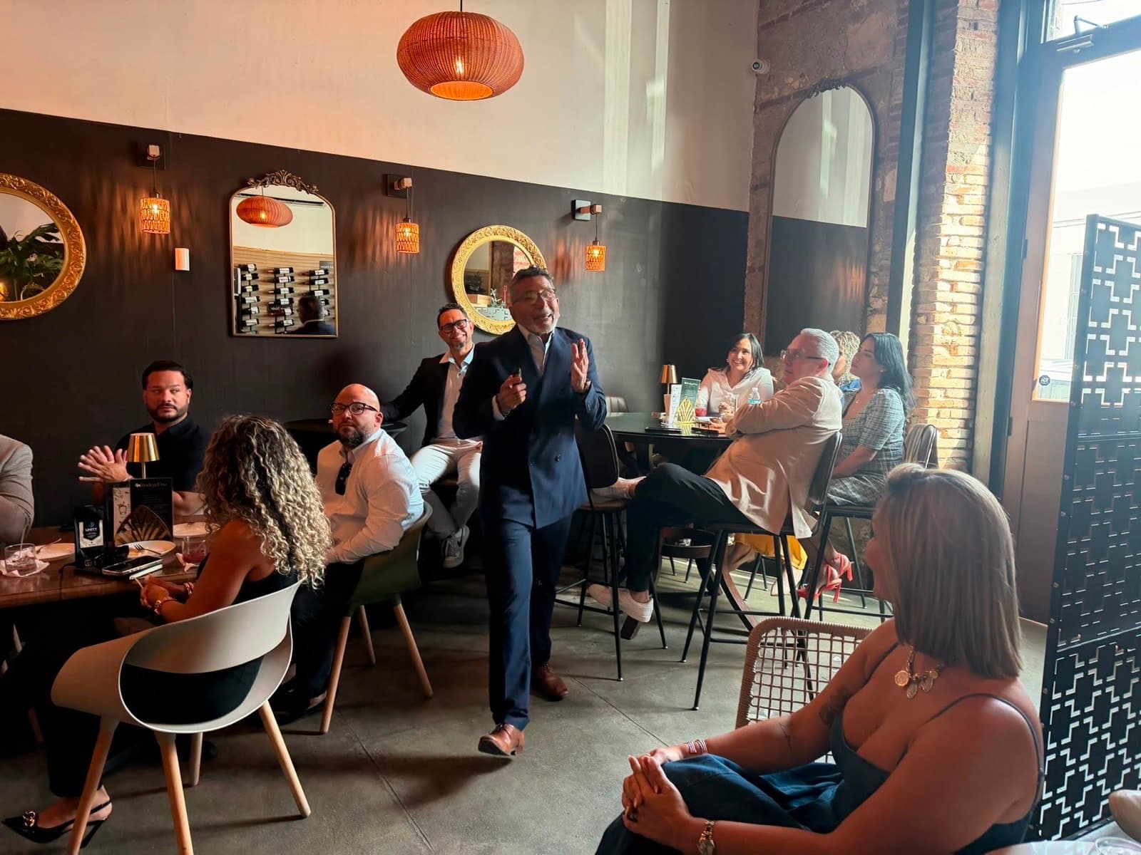 Presentación durante un evento de Unity con el equipo y aliados